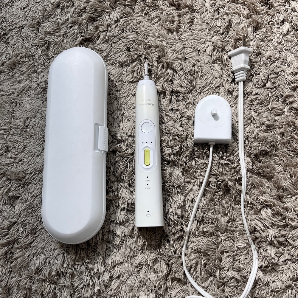 Sonicare Diamond Clean Electric Toothbrush with Travel Case and Charger - White